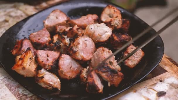 Primo Piano Shashlik Tostato Sugli Spiedini Succulenta Grigliata Arrosto Chargrill — Video Stock