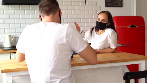 Jovem Mulher Homem Máscara Médica Preta Sentado Mesa Cozinha Casal — Vídeo de Stock