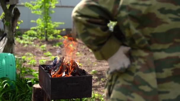 화병에 드라이 제련소 위에서 요리하는 — 비디오