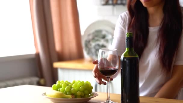 Jovem Bebendo Vinho Tinto Mesa Close Adulto Fêmea Leva Copo — Vídeo de Stock