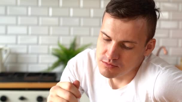 Jovem Comendo Prato Prato Branco Adulto Cara Mastigar Comida Mesa — Vídeo de Stock