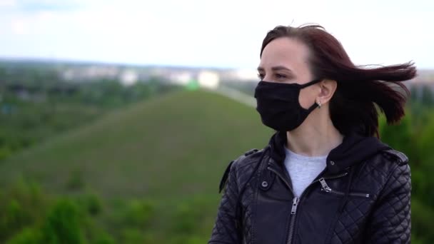 Jeune Femme Masque Médical Noir Veste Cuir Sur Colline Par — Video