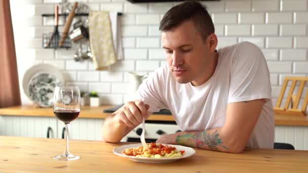 Genç Adam Beyaz Tabaktan Yemek Yiyor Yetişkin Adam Mutfakta Yemek — Stok video
