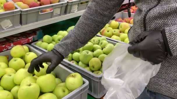 Man Met Zwarte Handschoenen Die Appels Winkel Kiezen Close Van — Stockvideo