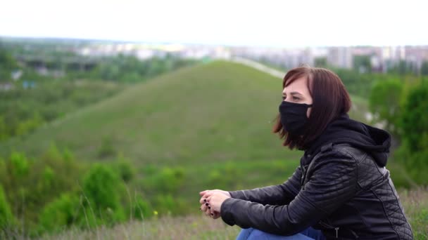 Mujer Joven Con Máscara Médica Negra Guantes Abrazando Árbol Bosque — Vídeos de Stock