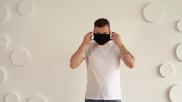 Knappe Jongeman Met Een Zwart Medisch Masker Poserend Achtergrond Van — Stockvideo