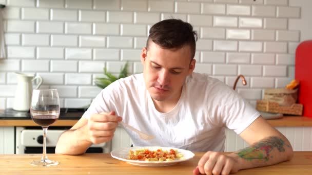 Jovem Comendo Prato Prato Branco Adulto Cara Mastigar Comida Mesa — Vídeo de Stock