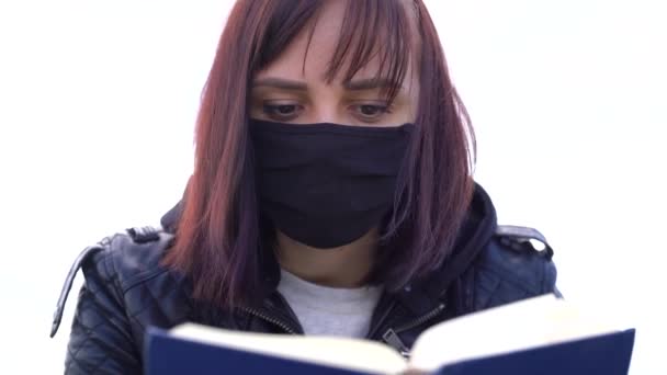 Gros Plan Jeune Femme Masque Médical Noir Vêtements Décontractés Assis — Video
