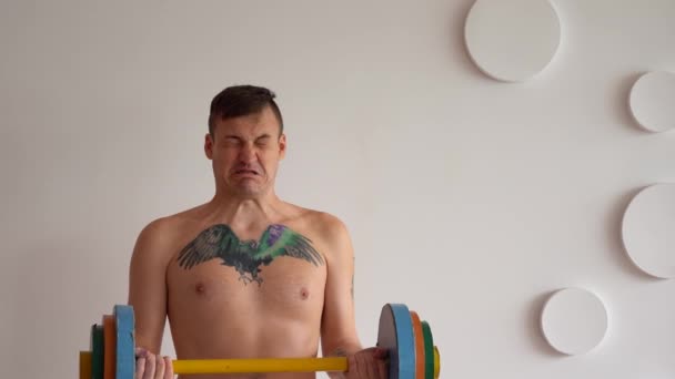 Fiatal Férfi Meztelen Testtel Tetoválással Mellkasán Többszínű Súlyzóval Erősen Fehér — Stock videók