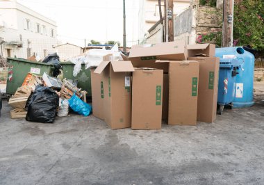 Çöp, çöp yığını, çöp yığını, naylon poşetler, sokak köyünde kara atık, çöp tenekesi, plastik atık, çöp yığını, çöp yığını.