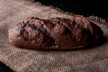 Siyah ekmek, bir çuval bezi bez üstüne çikolata aromalı ekmek