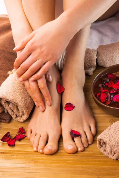 Hermosos pies y manos femeninas, salón de spa, pedicura y procedimiento de manicura — Foto de Stock