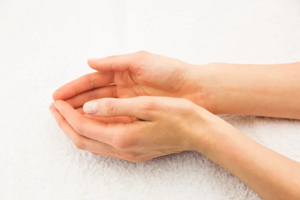 Krásné ženské ruce na bílý ručník — Stock fotografie