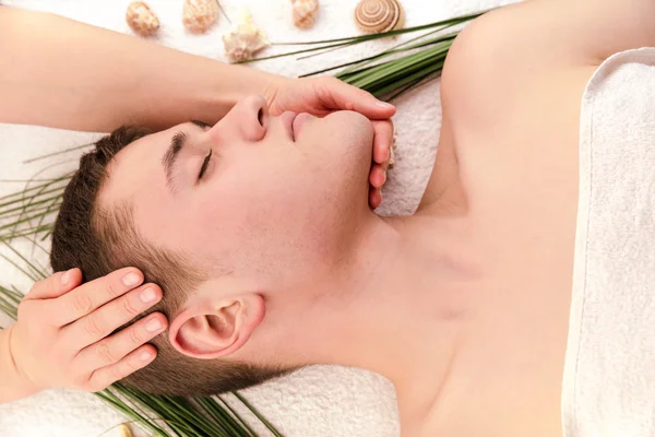 Genç adam baş masajı spa salonu sahip — Stok fotoğraf