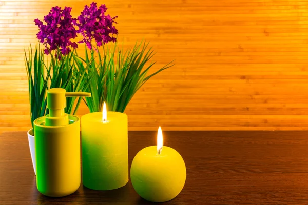 Bain spa vert concept de produits avec bougies — Photo