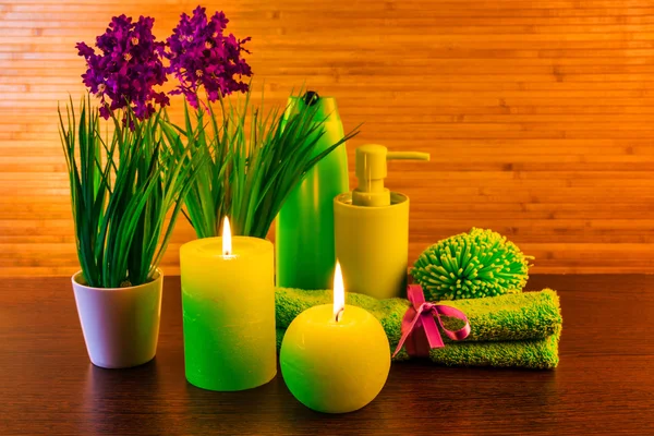 Concepto de productos de baño de spa verde con velas —  Fotos de Stock