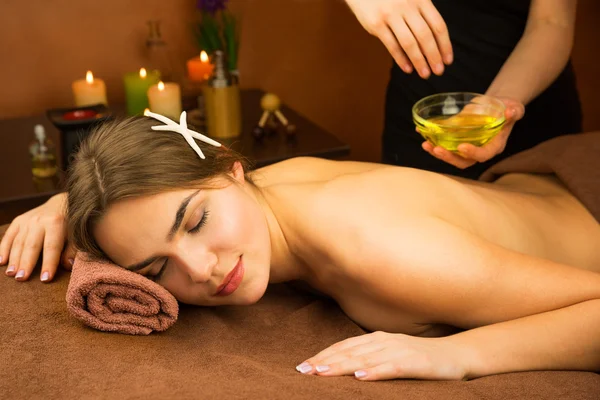Vacker kvinna i spasalong med spa terapi olja förfarande — Stockfoto