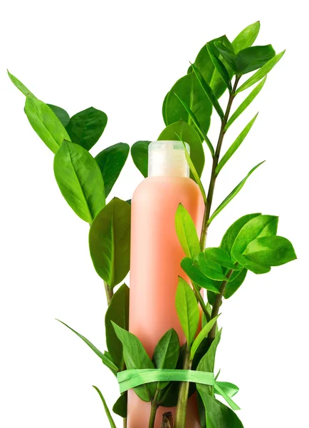 Натуральний органічний трав'яний рідкий рожевий продукт у пластиковій пляшці — стокове фото