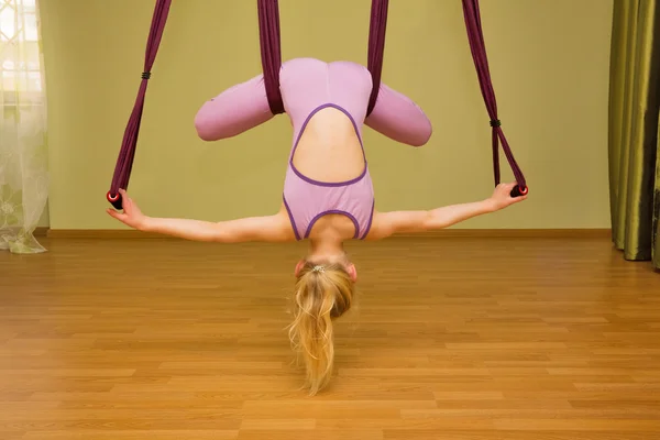 Küçük kız hava yoga egzersizleri, kapalı yapma — Stok fotoğraf