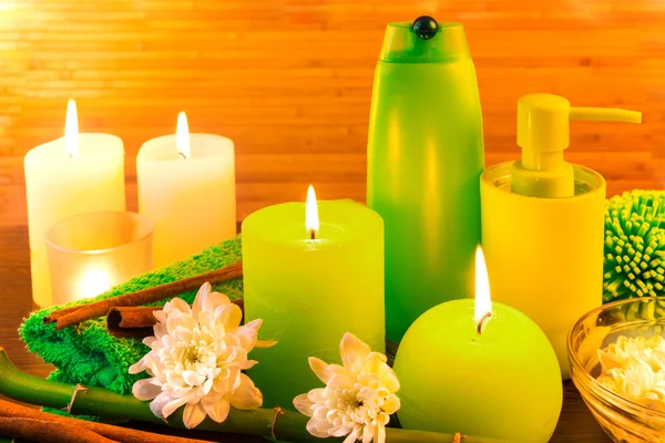 Concetto di prodotti da bagno spa verde con candele — Foto Stock
