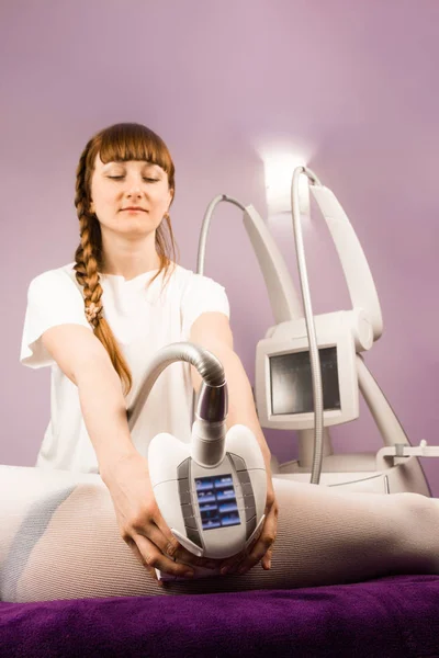 En kvalificerad terapeut som gör en anti cellulite massage — Stockfoto