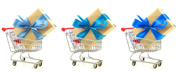 Sada dárků s modrou stužkou, luk v nákupní vozíky — Stock fotografie