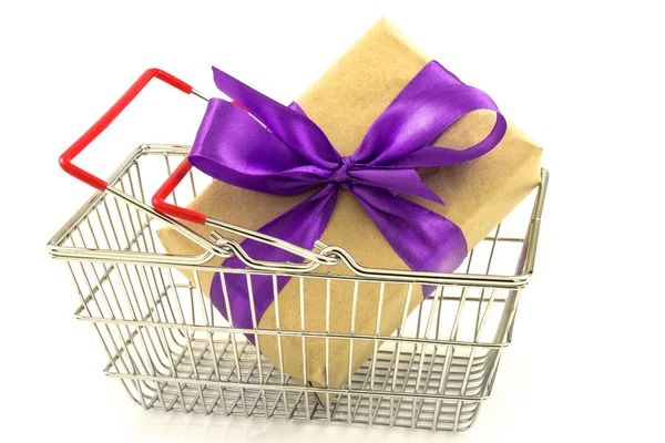 Caja de regalo de Año Nuevo con lazo púrpura en cesta de metal —  Fotos de Stock