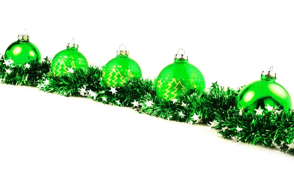 Рождественский фон со светло-зелеными шариками и гирляндой — стоковое фото