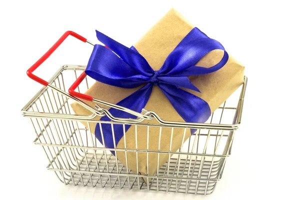 Caja de regalo de Año Nuevo con lazo azul en cesta de metal aislado en w —  Fotos de Stock