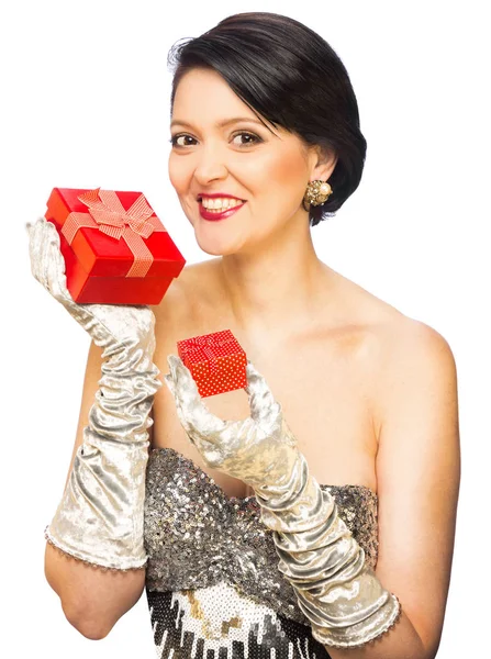 Mulher adulta atraente segurando presente vermelho — Fotografia de Stock