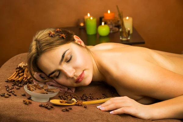 Vacker kvinna i spasalong att ha choklad terapi förfarande — Stockfoto