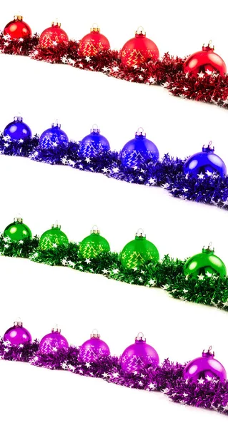 Kerst set met diagonale rode, blauwe, groene en paarse ballen een — Stockfoto