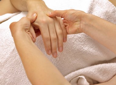 El masaj beyaz havlu ile