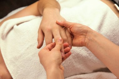 El masaj beyaz havlu ile