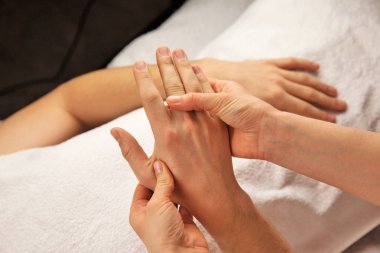 El masaj beyaz havlu ile