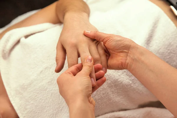 Massagem de mão com toalha branca — Fotografia de Stock
