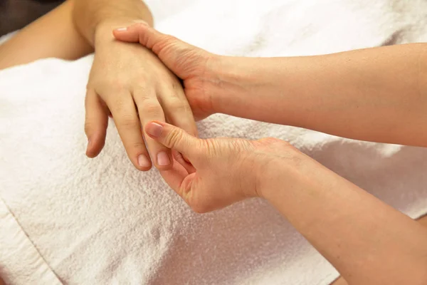 Massagem de mãos branca — Fotografia de Stock