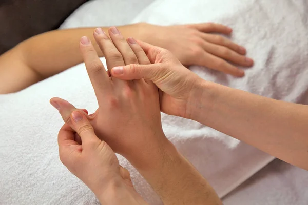 Massagem de mão com toalha branca — Fotografia de Stock