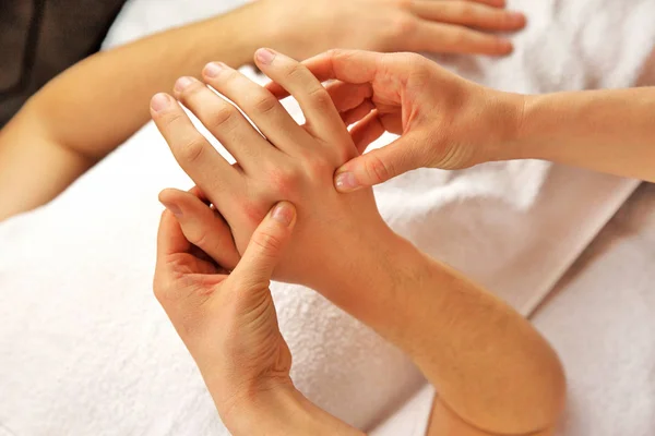 Massagem de mão com toalha branca — Fotografia de Stock