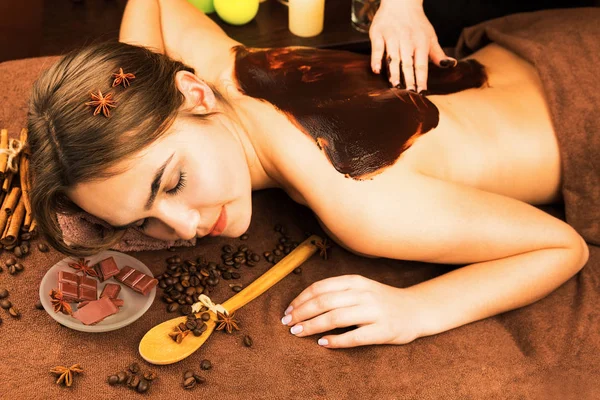 Mulher bonita no salão de spa com procedimento de terapia de chocolate — Fotografia de Stock