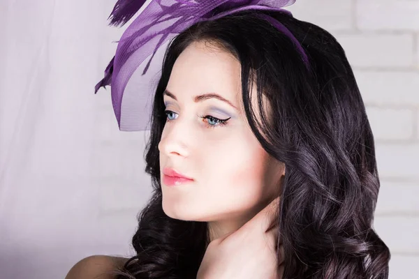 Jenta med lilla hatt – stockfoto