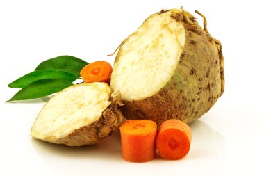 Kereviz ve havuç karıştırmak zerzevat ile yeşil taze yeşillik