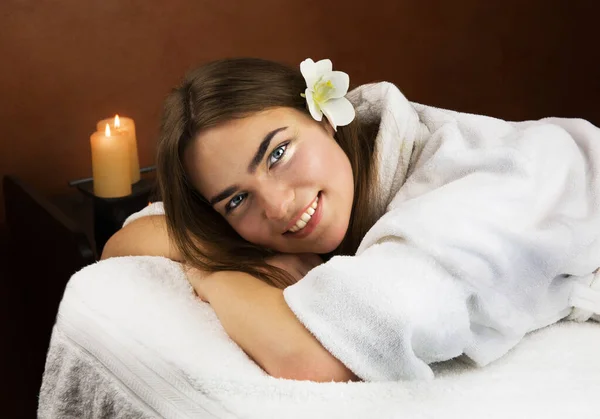 Mujer Hermosa Sonriente Salón Spa Con Abrigo Blanco — Foto de Stock