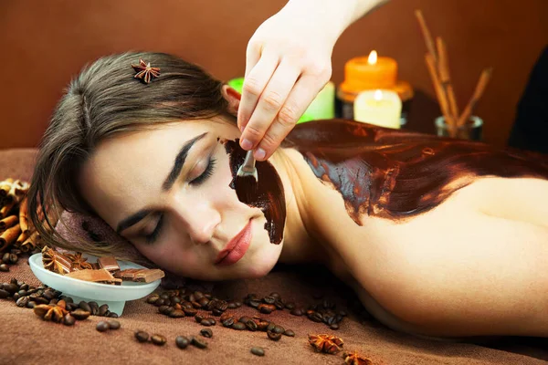 Mujer Hermosa Sonriente Salón Spa Que Tiene Procedimiento Terapia Chocolate — Foto de Stock