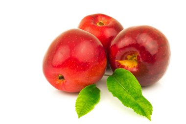 Beyaz arkaplanda yeşil yapraklı kırmızı elma