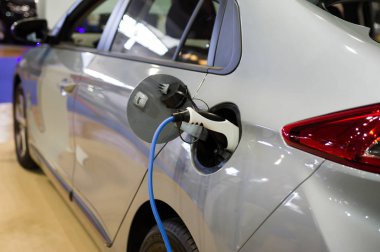 Elektrikli araç takılı güç kaynağı
