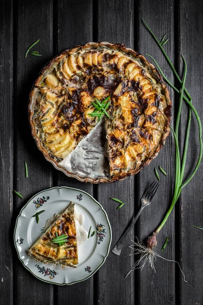 Brambory a jarní cibule gratin — Stock fotografie