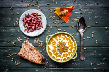 Sonbahar balkabağı çorbası ve domuz yağı