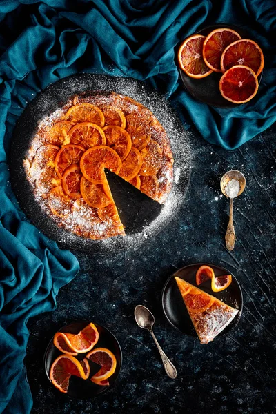 アイシングシュガーの装飾が施された血オレンジの上下ケーキ ロイヤリティフリーのストック画像