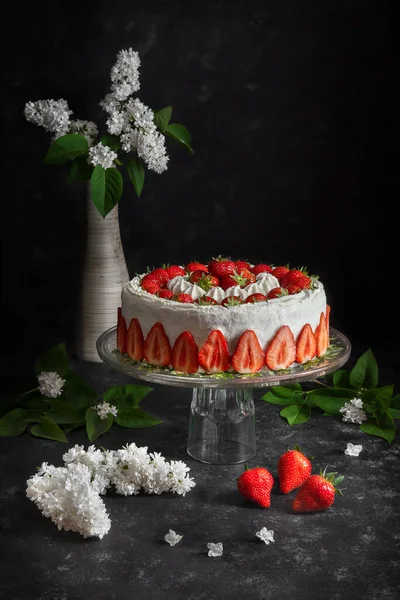 お祝いのイベントや春のお菓子のためのストロベリーケーキ ロイヤリティフリーのストック画像